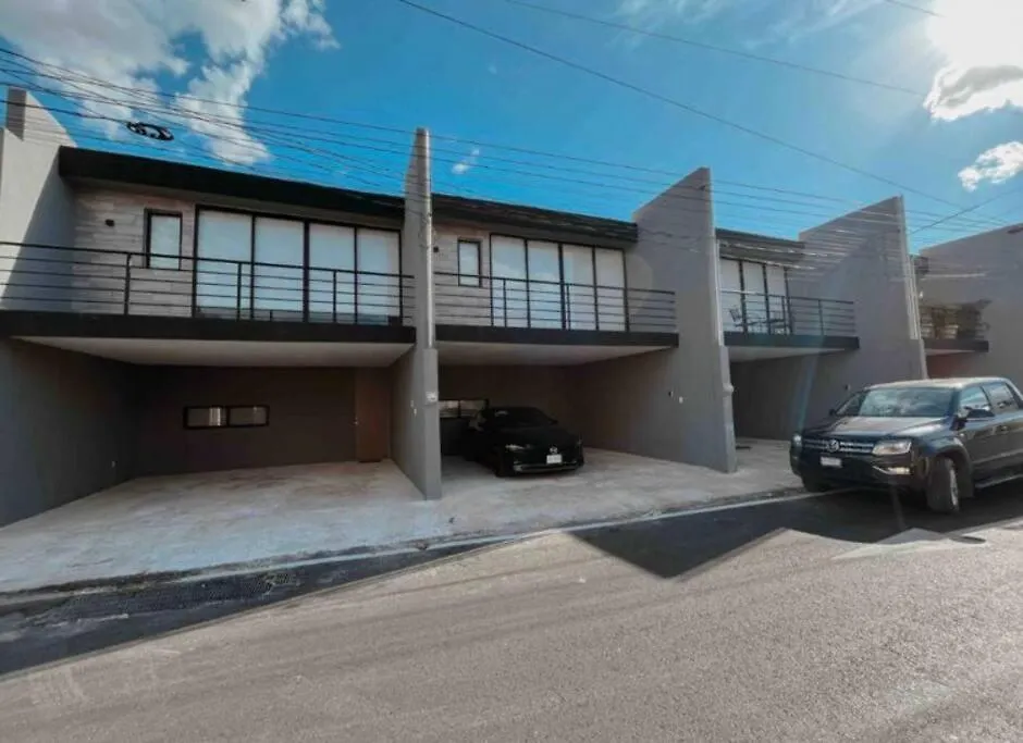 Casa Adosada Espaciosa De 2 Recamaras Con Alberca Cerca De Plazas Y Hospitales Merida Apartment